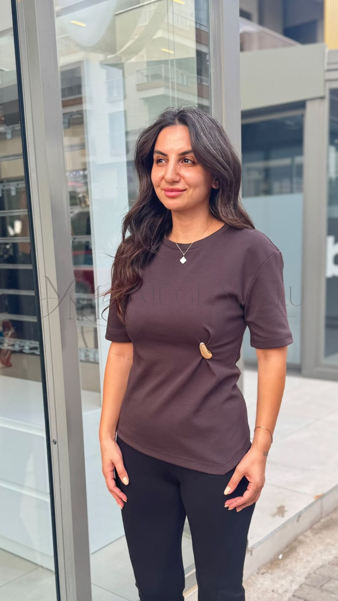 AKSESUAR DETAYLI KISA KOLLU T-SHIRT