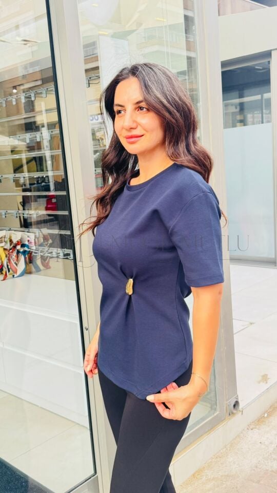 AKSESUAR DETAYLI KISA KOLLU T-SHIRT KOYU LACİVERT - S