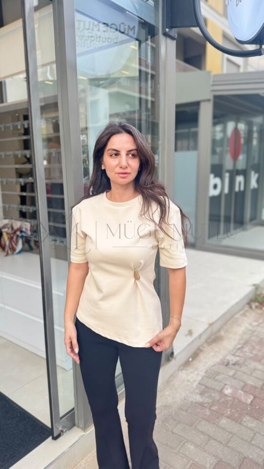 AKSESUAR DETAYLI KISA KOLLU T-SHIRT TAŞ - S