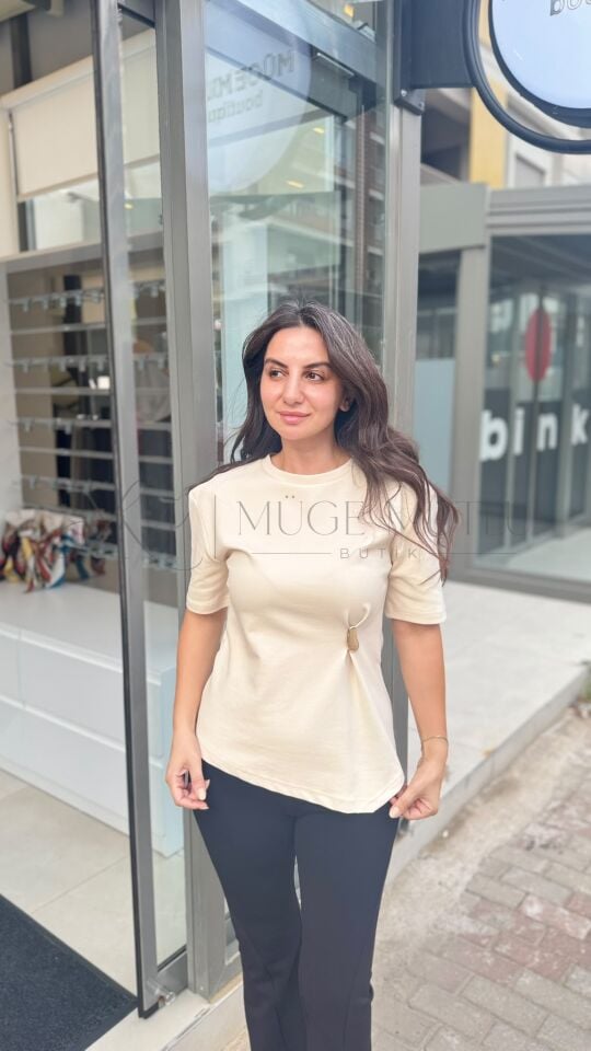 AKSESUAR DETAYLI KISA KOLLU T-SHIRT TAŞ - S