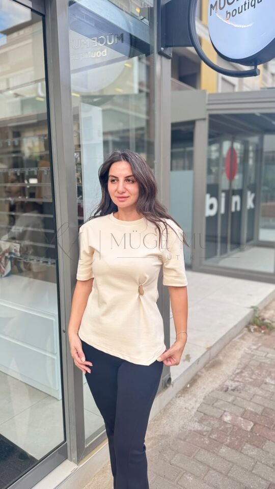 AKSESUAR DETAYLI KISA KOLLU T-SHIRT TAŞ - M