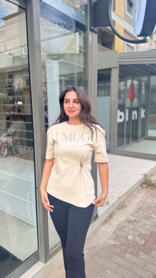 AKSESUAR DETAYLI KISA KOLLU T-SHIRT TAŞ - M