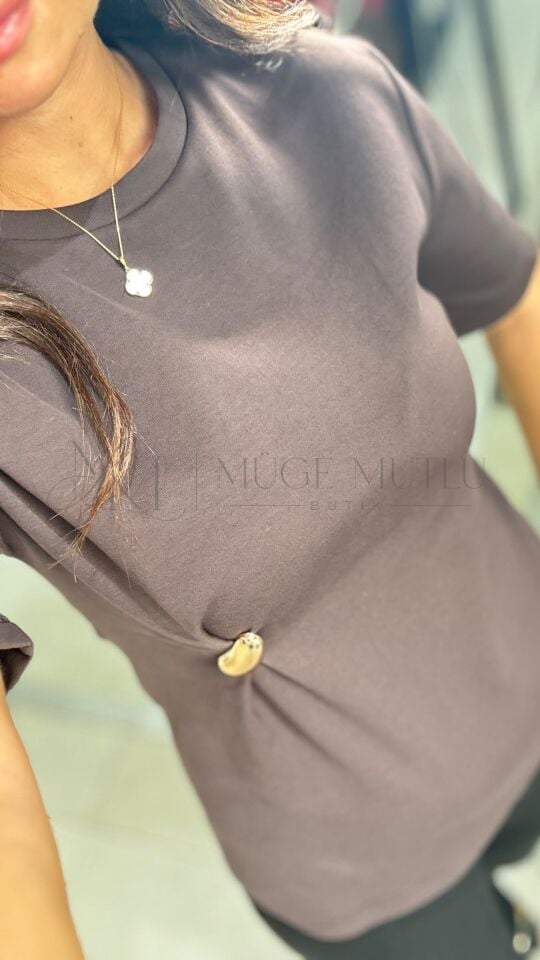 AKSESUAR DETAYLI KISA KOLLU T-SHIRT KOYU KAHVE - S