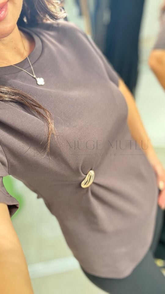 AKSESUAR DETAYLI KISA KOLLU T-SHIRT KOYU KAHVE - M
