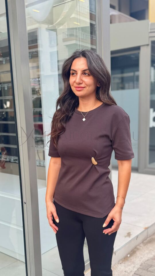 AKSESUAR DETAYLI KISA KOLLU T-SHIRT KOYU KAHVE - M